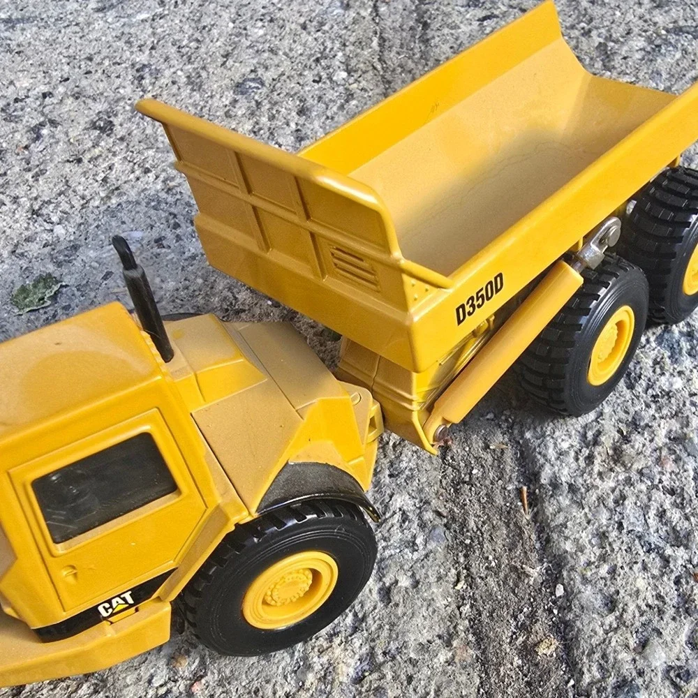 VTG Caterpillar D350D Articulated Dump Truck Diecast Metal Construction Toy CAT